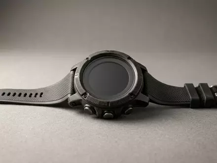 Fotorealistische Studioaufnahme von Multisportuhr zum Thema Garmin Fenix 8 Solar, klare Lichtfuehrung - Foto: THN