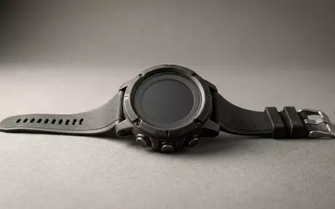Fotorealistische Studioaufnahme von Multisportuhr zum Thema Garmin Fenix 8 Solar, klare Lichtfuehrung - Foto: THN