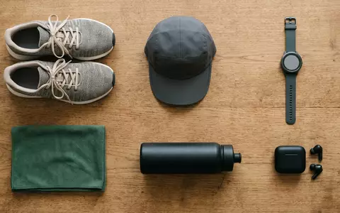 Flatlay-Arrangement rund um Laufuhr zum Thema Garmin Forerunner 55 GPS-Laufuhr, weiches Oberlicht - Foto: THN