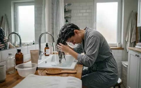 Fotorealistische Aufnahme von Haarkur im Badezimmer zum Thema Olaplex No.3 Hair Perfector, natuerliches Licht - Foto: THN