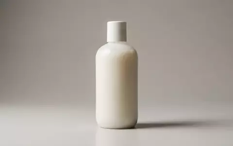 Fotorealistische Studioaufnahme von Haarspuelung zum Thema Olaplex No.5 Bond Maintenance, klare Lichtfuehrung - Foto: THN