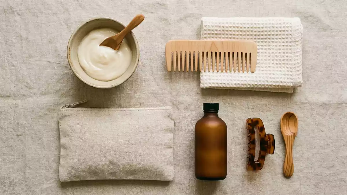 Flatlay-Arrangement rund um Haarspuelung mit passenden Requisiten von oben, neutral