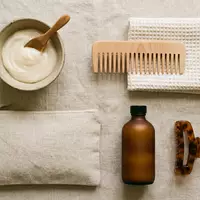 Flatlay-Arrangement rund um Haarspuelung zum Thema Olaplex No.5 Bond Maintenance, weiches Oberlicht - Foto: THN