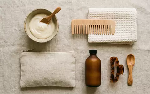 Flatlay-Arrangement rund um Haarspuelung zum Thema Olaplex No.5 Bond Maintenance, weiches Oberlicht - Foto: THN