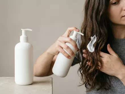Fotorealistische Studioaufnahme von Haarpflege zum Thema Olaplex No.6 Bond Smoother, klare Lichtfuehrung - Foto: THN