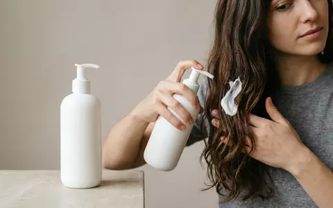 Fotorealistische Studioaufnahme von Haarpflege zum Thema Olaplex No.6 Bond Smoother, klare Lichtfuehrung - Foto: THN