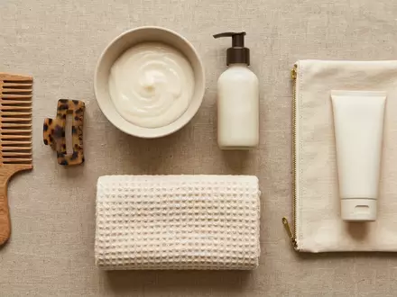 Flatlay-Arrangement rund um Haarpflege zum Thema Olaplex No.6 Bond Smoother, weiches Oberlicht - Foto: THN