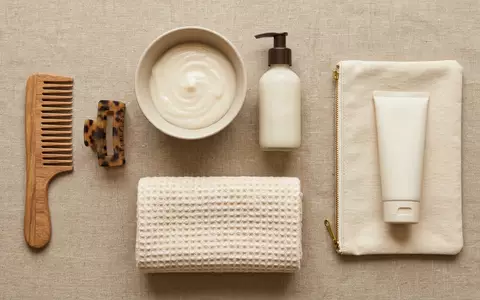 Flatlay-Arrangement rund um Haarpflege zum Thema Olaplex No.6 Bond Smoother, weiches Oberlicht - Foto: THN