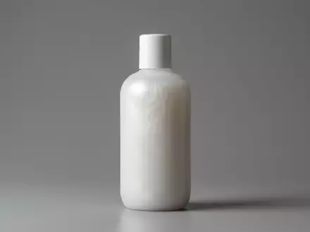 Fotorealistische Studioaufnahme von Shampoo zum Thema Olaplex No.4 Bond Maintenance, klare Lichtfuehrung - Foto: THN
