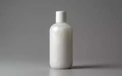 Fotorealistische Studioaufnahme von Shampoo zum Thema Olaplex No.4 Bond Maintenance, klare Lichtfuehrung - Foto: THN
