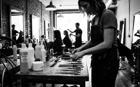 Schwarzweiss-Reportage mit Shampoo zum Thema Olaplex No.4 Bond Maintenance, hoher Kontrast, sachlich dargestellt - Foto: THN