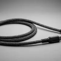 Fotorealistische Studioaufnahme von Datenkabel zum Thema Meta Quest Link Kabel, klare Lichtfuehrung - Foto: THN
