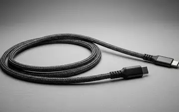 Fotorealistische Studioaufnahme von Datenkabel zum Thema Meta Quest Link Kabel, klare Lichtfuehrung - Foto: THN