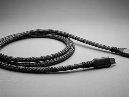 Fotorealistische Studioaufnahme von Datenkabel zum Thema Meta Quest Link Kabel, klare Lichtfuehrung - Foto: THN