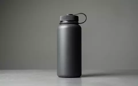 Fotorealistische Studioaufnahme von Trinkflasche zum Thema Yeti Rambler 26oz 769ml, klare Lichtfuehrung - Foto: THN