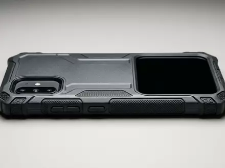 Fotorealistische Studioaufnahme von Telefonschutzhulle zum Thema Spigen Tough Armor Schutzhülle, klare Lichtfuehrung - Foto: THN