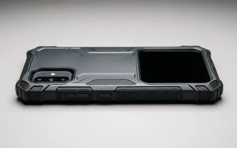 Fotorealistische Studioaufnahme von Telefonschutzhulle zum Thema Spigen Tough Armor Schutzhülle, klare Lichtfuehrung - Foto: THN