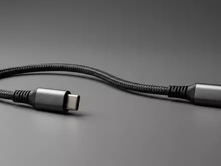 Fotorealistische Studioaufnahme von Ladekabel zum Thema Spigen ArcWire USB-C auf, klare Lichtfuehrung - Foto: THN