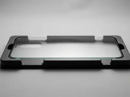 Fotorealistische Studioaufnahme von Displayschutzfolie zum Thema Spigen GLAS.tR EZ FIT, klare Lichtfuehrung - Foto: THN