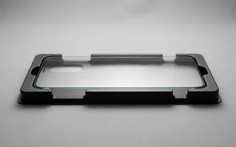 Fotorealistische Studioaufnahme von Displayschutzfolie zum Thema Spigen GLAS.tR EZ FIT, klare Lichtfuehrung - Foto: THN