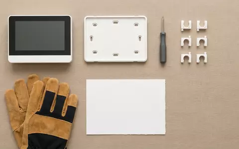 Flatlay-Arrangement rund um Wandthermostat zum Thema Meross Smartes WLAN Thermostat, weiches Oberlicht - Foto: THN