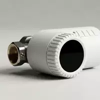 Fotorealistische Studioaufnahme von Heizkoerperthermostat zum Thema Meross Smartes Heizkörperthermostat MTS150, klare Lichtfuehrung - Foto: THN