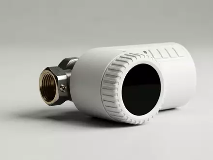 Fotorealistische Studioaufnahme von Heizkoerperthermostat zum Thema Meross Smartes Heizkörperthermostat MTS150, klare Lichtfuehrung - Foto: THN