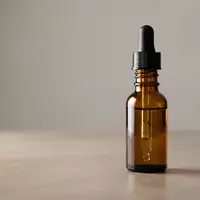 Fotorealistische Studioaufnahme von Gesichtsserum zum Thema Estée Lauder Advanced Night, klare Lichtfuehrung - Foto: THN