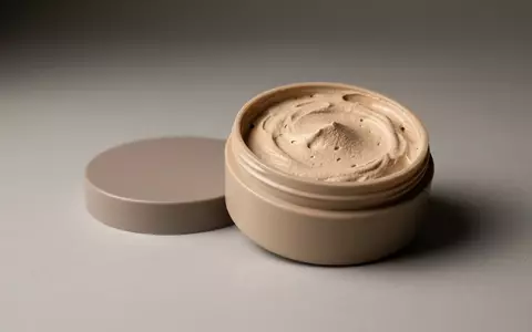 Fotorealistische Studioaufnahme von Mousse Foundation zum Thema essence Soft Touch Mousse, klare Lichtfuehrung - Foto: THN