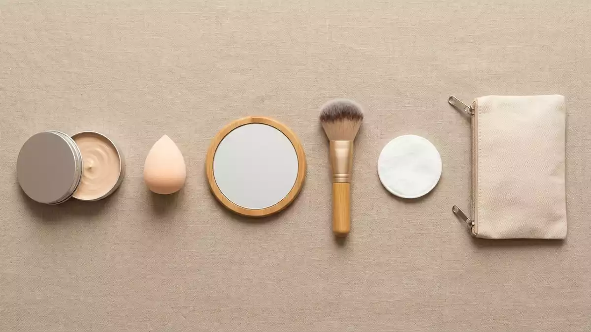 Flatlay-Arrangement rund um Mousse Foundation mit passenden Requisiten von oben