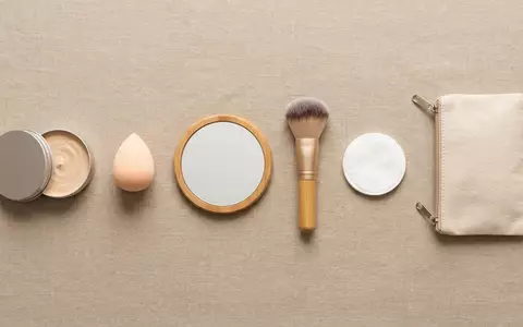 Flatlay-Arrangement rund um Mousse Foundation zum Thema essence Soft Touch Mousse, weiches Oberlicht - Foto: THN