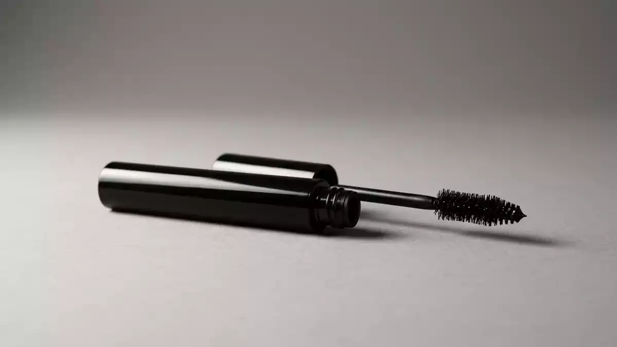 Fotorealistische Studioansicht von Wimperntusche in neutraler Produktdarstellung