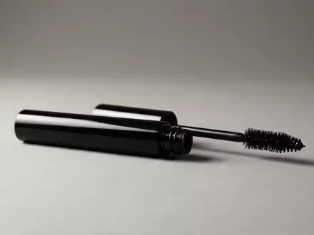 Fotorealistische Studioaufnahme von Wimperntusche zum Thema essence Lash Princess Mascara, klare Lichtfuehrung - Foto: THN