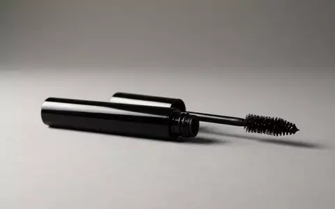 Fotorealistische Studioaufnahme von Wimperntusche zum Thema essence Lash Princess Mascara, klare Lichtfuehrung - Foto: THN