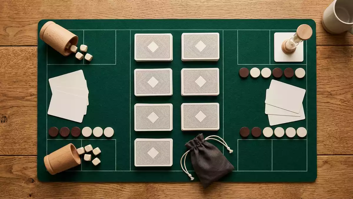 Flatlay-Arrangement rund um Kartenspiel mit passenden Requisiten von oben, neutral