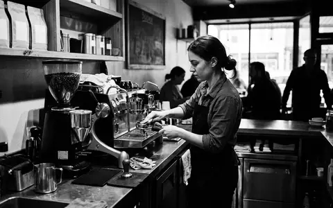 Schwarzweiss-Reportage mit Kaffeevollautomat zum Thema Melitta Purista F230-101 Kaffeevollautomat, hoher Kontrast, sachlich dargestellt - Foto: THN
