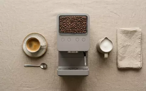 Flatlay-Arrangement rund um Kaffeevollautomat zum Thema Melitta Purista F230-101 Kaffeevollautomat, weiches Oberlicht - Foto: THN