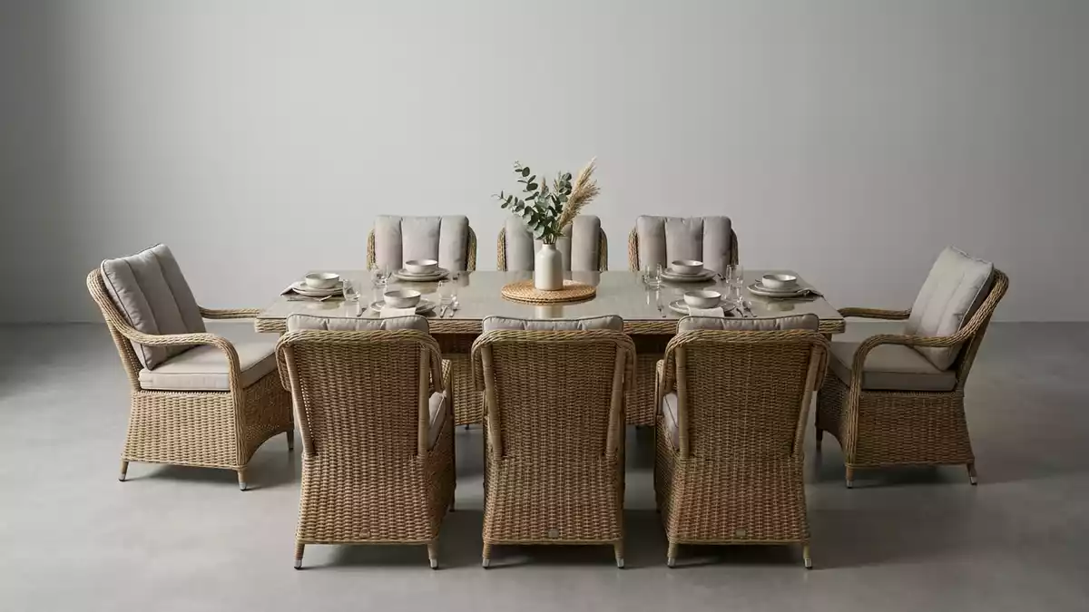 Fotorealistische Studioansicht von Gartenmoebelgruppe in neutraler Produktdarstellung