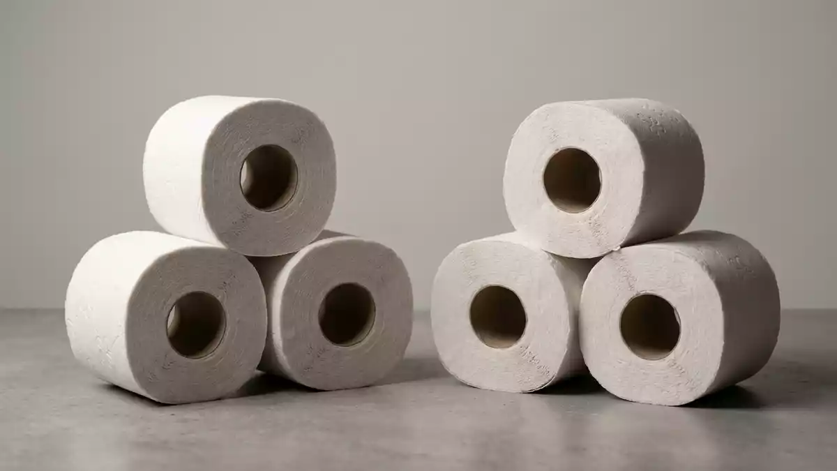 Fotorealistische Studioansicht von Toilettenpapier in neutraler Produktdarstellung