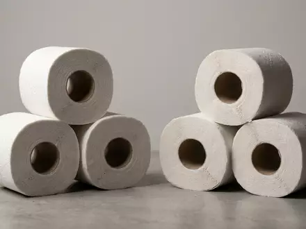 Fotorealistische Studioaufnahme von Toilettenpapier zum Thema Hakle Toilettenpapier 4-lagig 16, klare Lichtfuehrung - Foto: THN