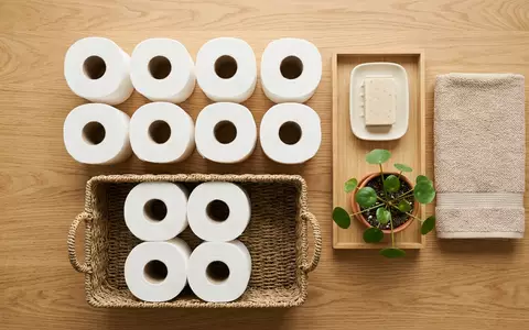 Flatlay-Arrangement rund um Toilettenpapier zum Thema Hakle Toilettenpapier 4-lagig 16, weiches Oberlicht - Foto: THN