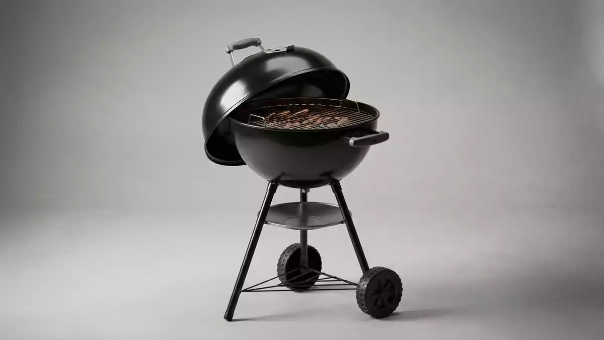 Fotorealistische Studioansicht von Holzkohlegrill in neutraler Produktdarstellung