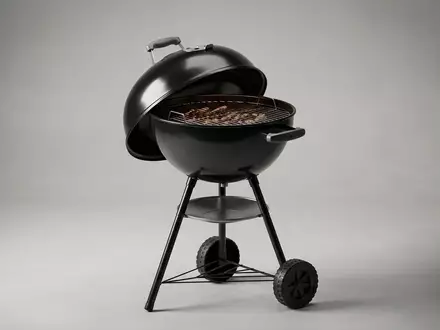 Fotorealistische Studioaufnahme von Holzkohlegrill zum Thema Weber Original Kettle Premium, klare Lichtfuehrung - Foto: THN