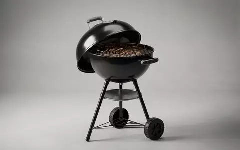 Fotorealistische Studioaufnahme von Holzkohlegrill zum Thema Weber Original Kettle Premium, klare Lichtfuehrung - Foto: THN