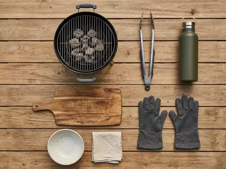 Flatlay-Arrangement rund um Holzkohlegrill zum Thema Weber Original Kettle Premium, weiches Oberlicht - Foto: THN