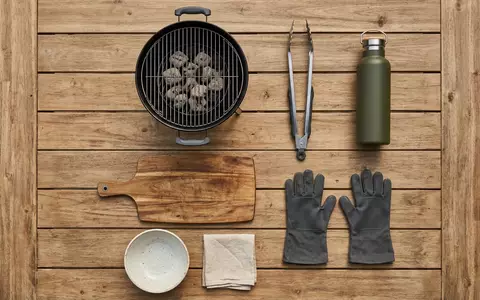 Flatlay-Arrangement rund um Holzkohlegrill zum Thema Weber Original Kettle Premium, weiches Oberlicht - Foto: THN