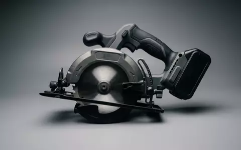 Fotorealistische Studioaufnahme von Akku-Kreissaege zum Thema Makita DHS680Z 18V Akku-Kreissäge, klare Lichtfuehrung - Foto: THN
