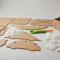 Fotorealistische Studioaufnahme von Bastelset zum Thema Makedo Entdeckerset Pappe Basteln, klare Lichtfuehrung - Foto: THN