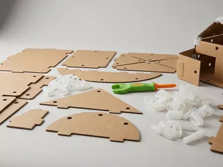 Fotorealistische Studioaufnahme von Bastelset zum Thema Makedo Entdeckerset Pappe Basteln, klare Lichtfuehrung - Foto: THN
