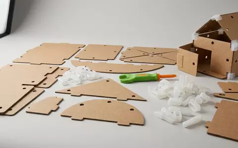 Fotorealistische Studioaufnahme von Bastelset zum Thema Makedo Entdeckerset Pappe Basteln, klare Lichtfuehrung - Foto: THN